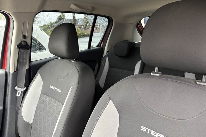 Rød Dacia Sandero fra 2016