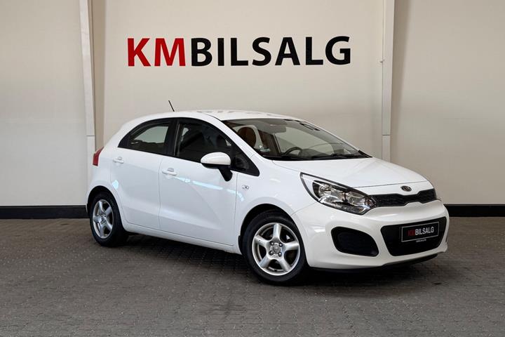 Hvid Kia Rio fra 2012 set udefra