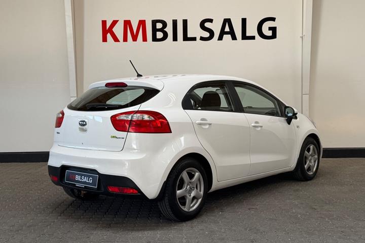 Hvid Kia Rio fra 2012