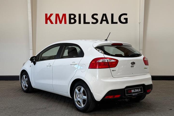 Hvid Kia Rio fra 2012