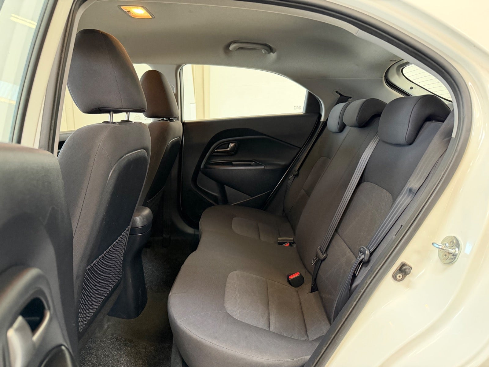 Hvid Kia Rio fra 2012