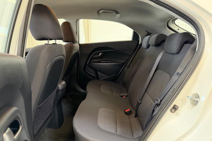 Hvid Kia Rio fra 2012