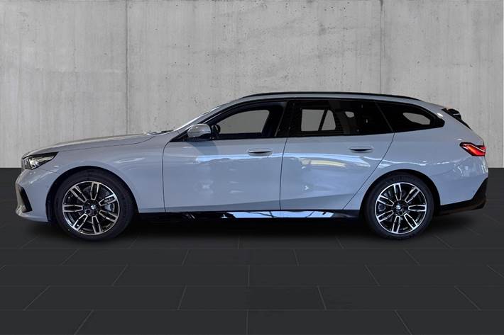 Grå BMW i5 fra 2026