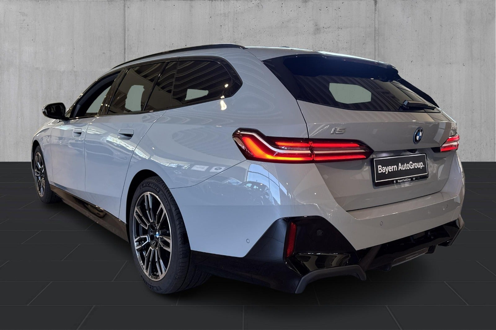 Grå BMW i5 fra 2026