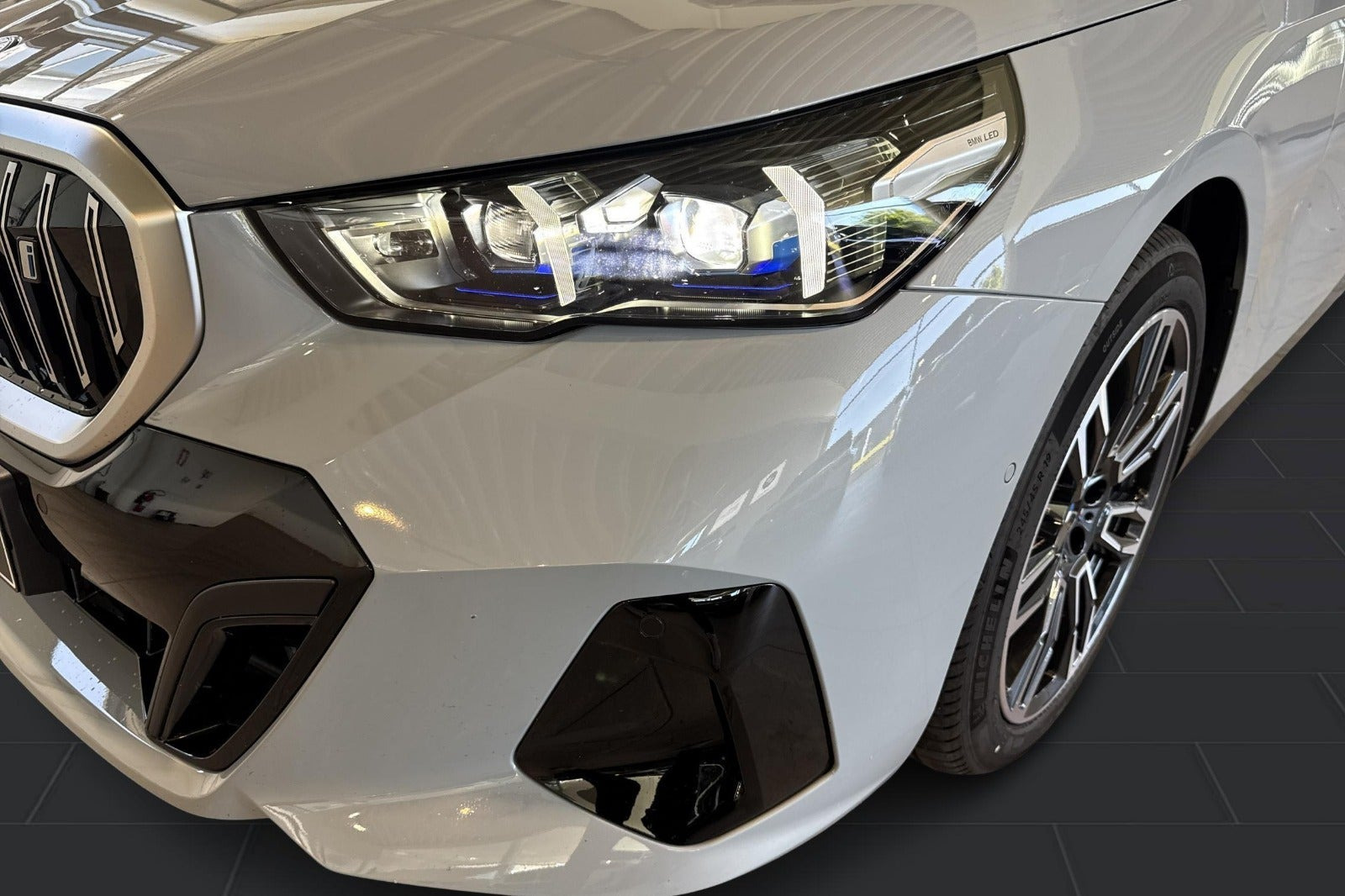 Grå BMW i5 fra 2026