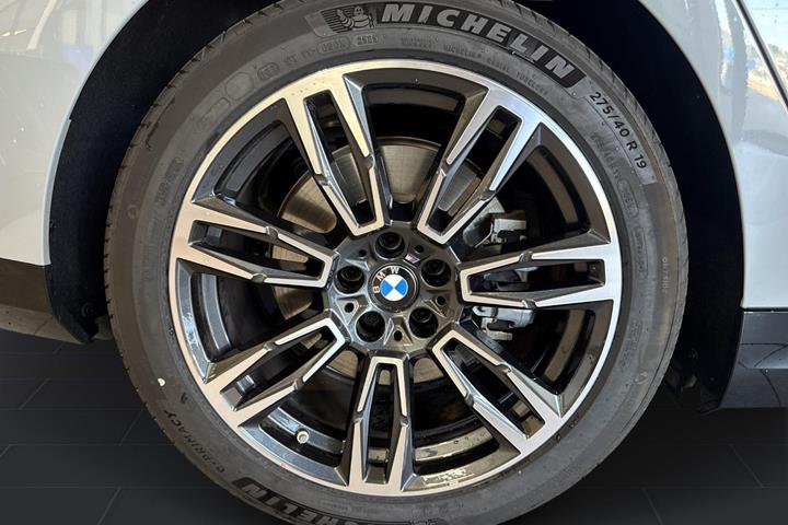 Grå BMW i5 fra 2026