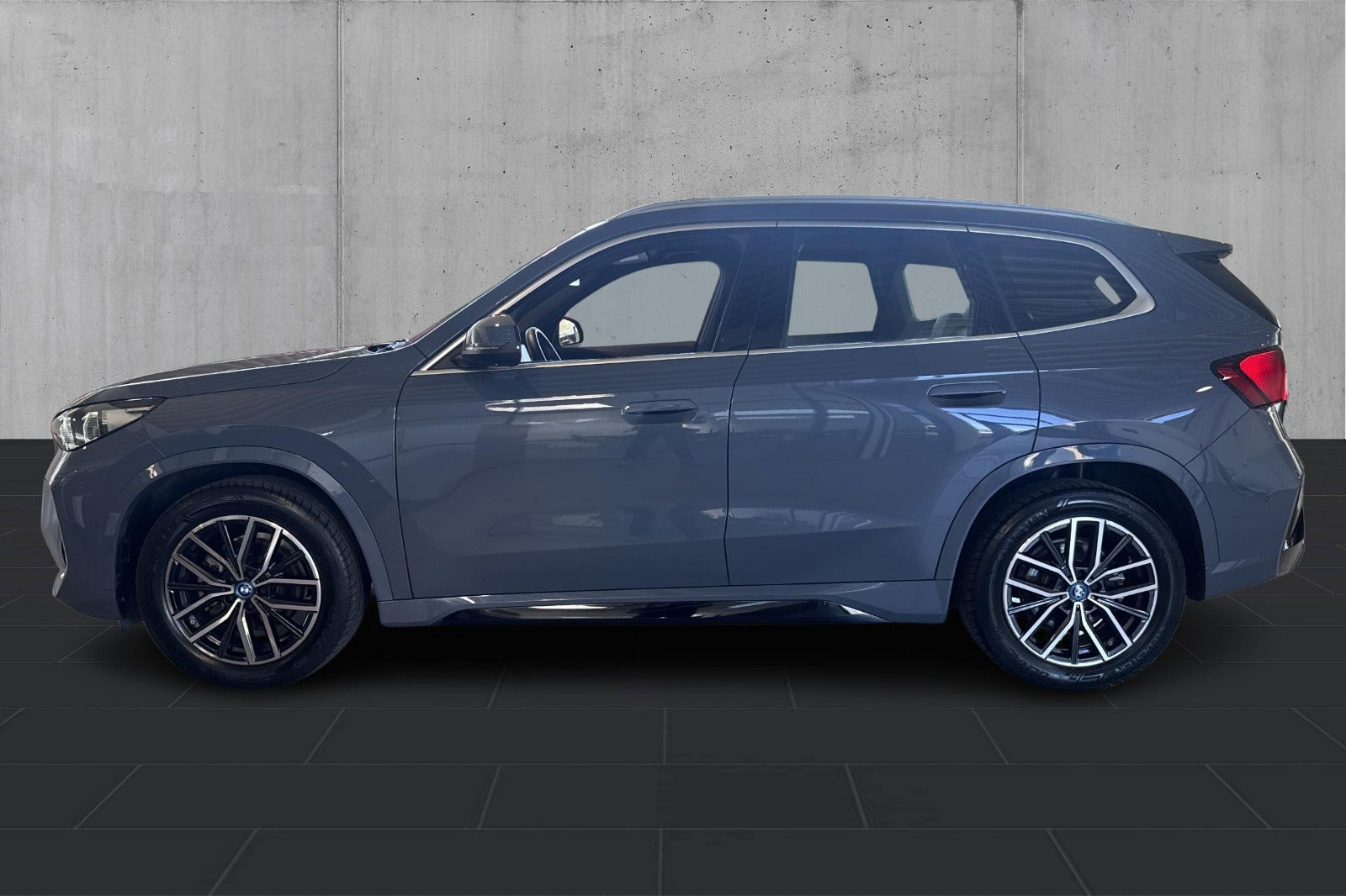 Grå BMW iX1 fra 2024