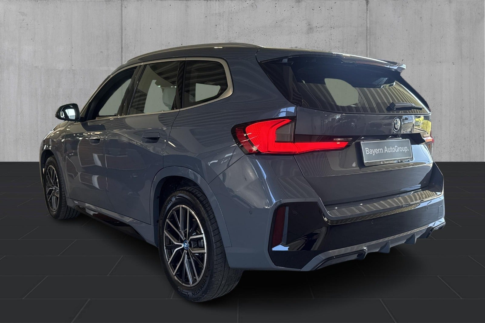 Grå BMW iX1 fra 2024