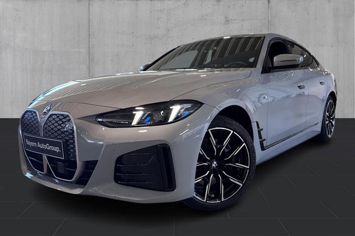 Grå BMW i4 fra 2025 set udefra