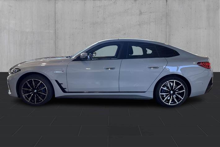 Grå BMW i4 fra 2025