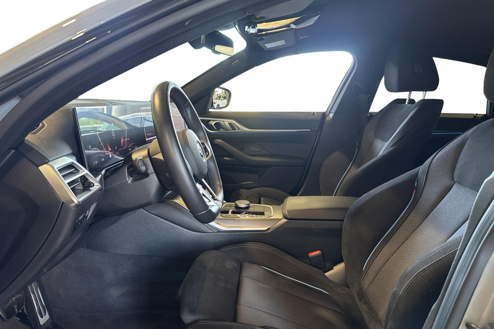 Grå BMW i4 fra 2025