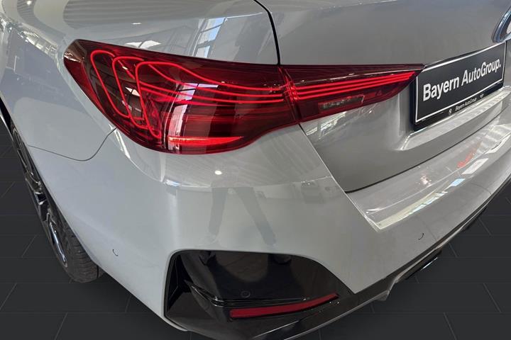 Grå BMW i4 fra 2025
