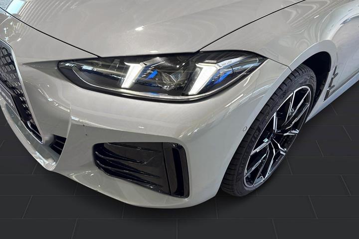 Grå BMW i4 fra 2025