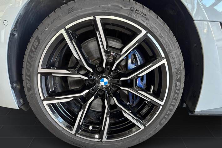 Grå BMW i4 fra 2025