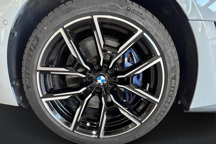 Grå BMW i4 fra 2025
