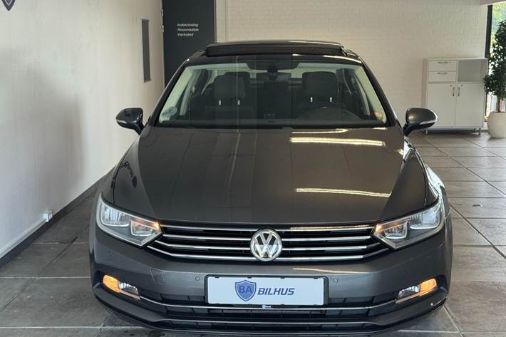 Grå VW Passat fra 2016