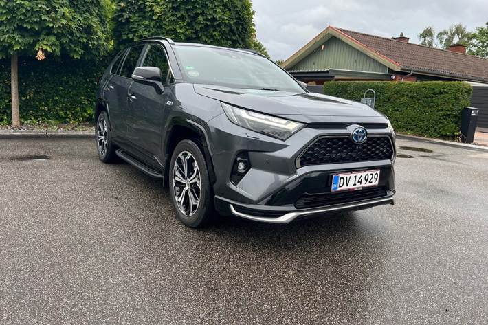 Grå Toyota RAV4 fra 2023