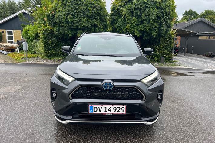 Grå Toyota RAV4 fra 2023