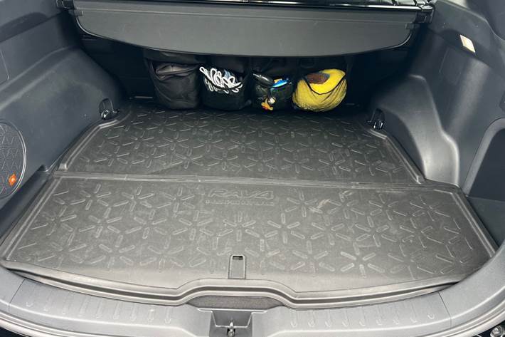 Grå Toyota RAV4 fra 2023