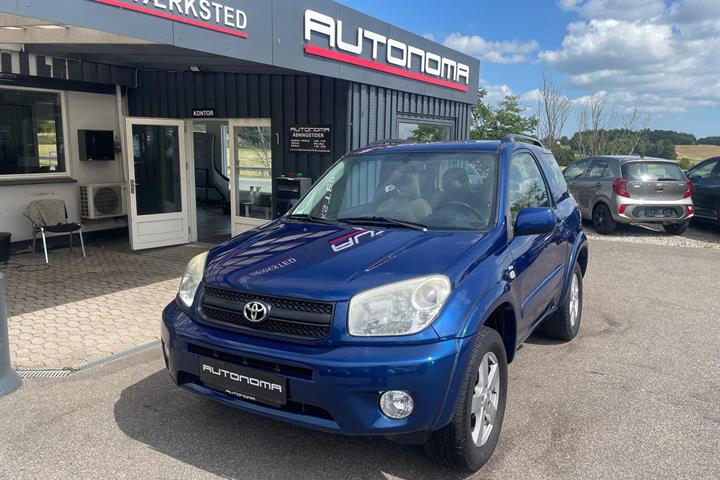Blå Toyota RAV4 fra 2004 set udefra