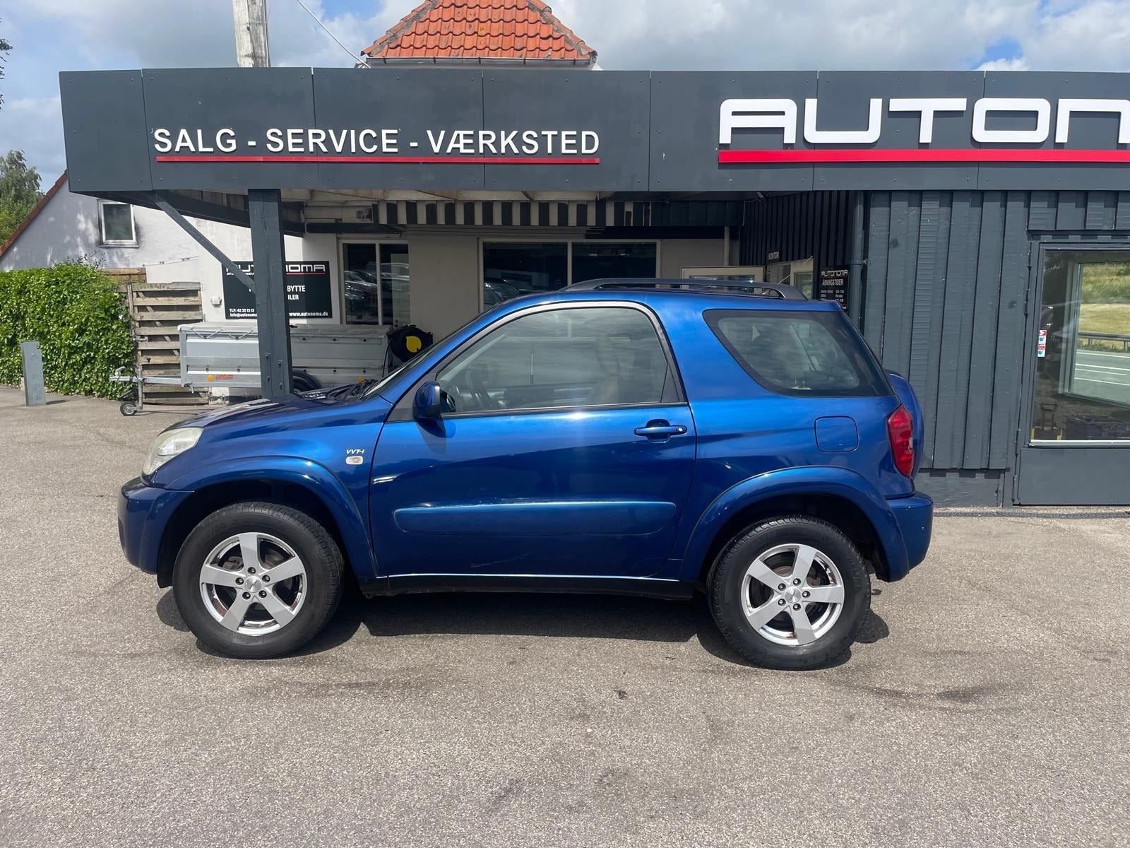 Blå Toyota RAV4 fra 2004