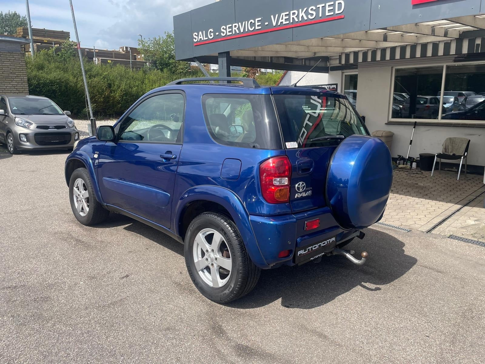 Blå Toyota RAV4 fra 2004