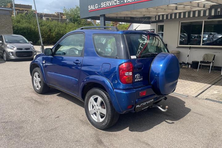Blå Toyota RAV4 fra 2004