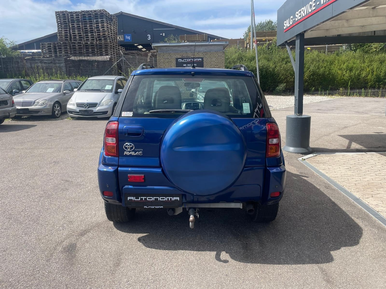Blå Toyota RAV4 fra 2004