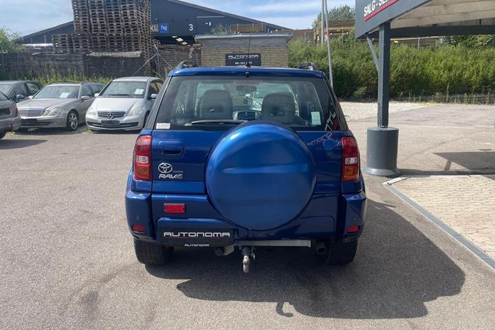 Blå Toyota RAV4 fra 2004