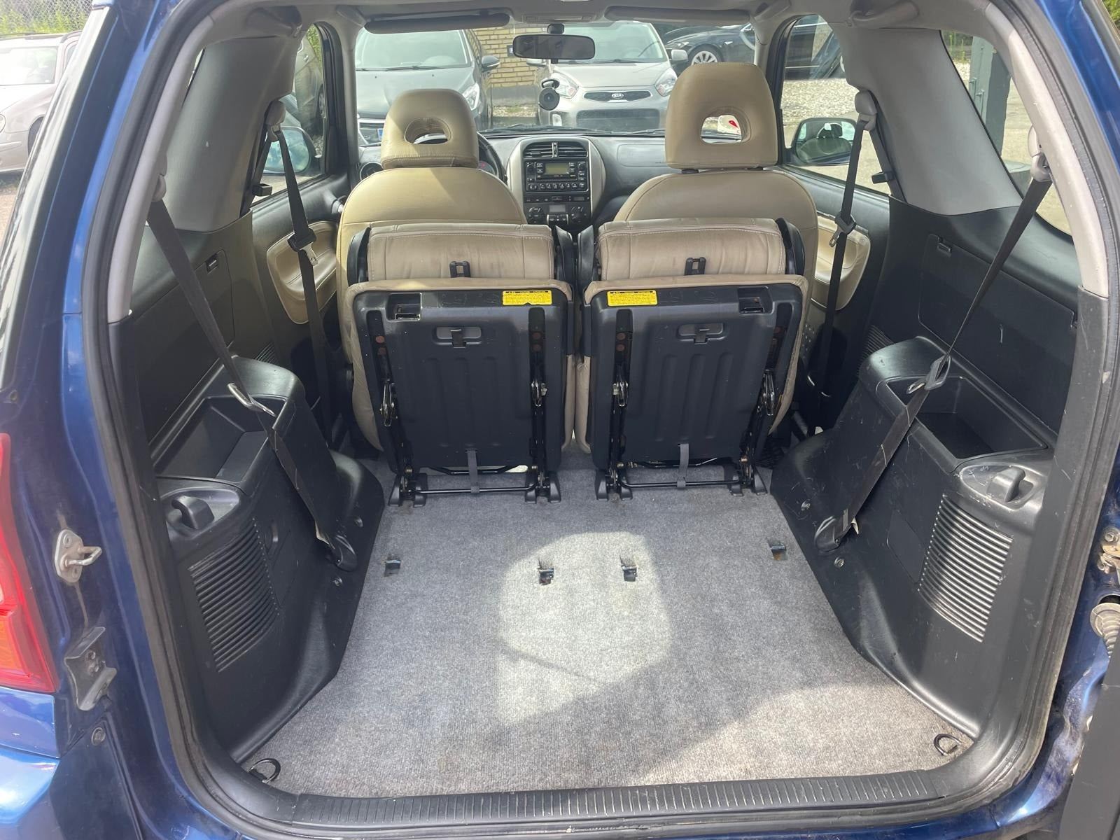 Blå Toyota RAV4 fra 2004