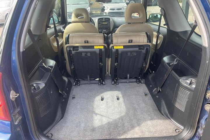 Blå Toyota RAV4 fra 2004