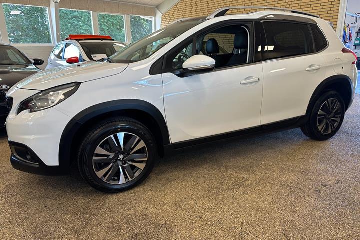 Hvid Peugeot 2008 fra 2017 set udefra