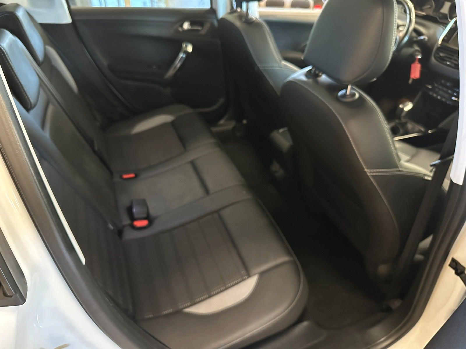 Hvid Peugeot 2008 fra 2017