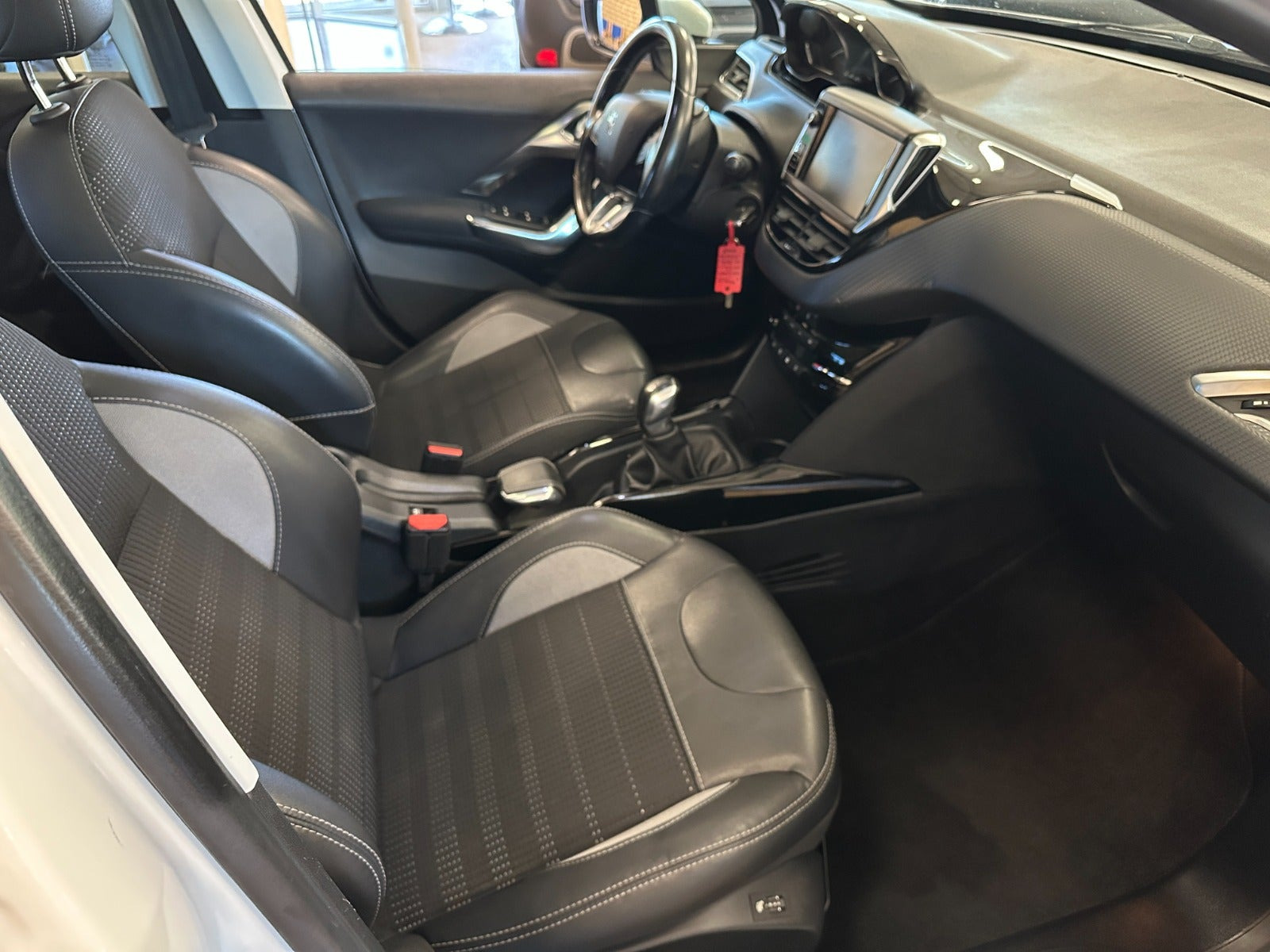 Hvid Peugeot 2008 fra 2017