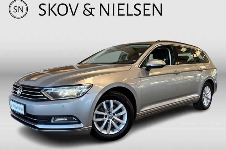 Sølv VW Passat fra 2017 set udefra