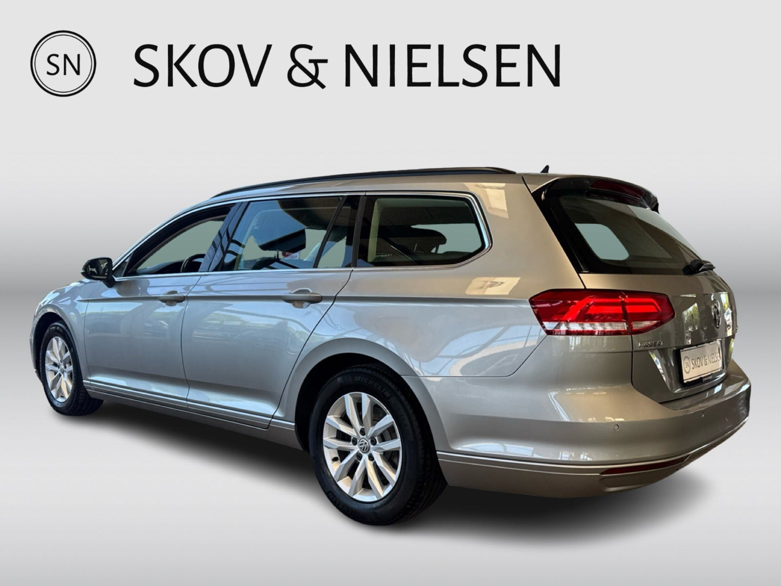 Sølv VW Passat fra 2017