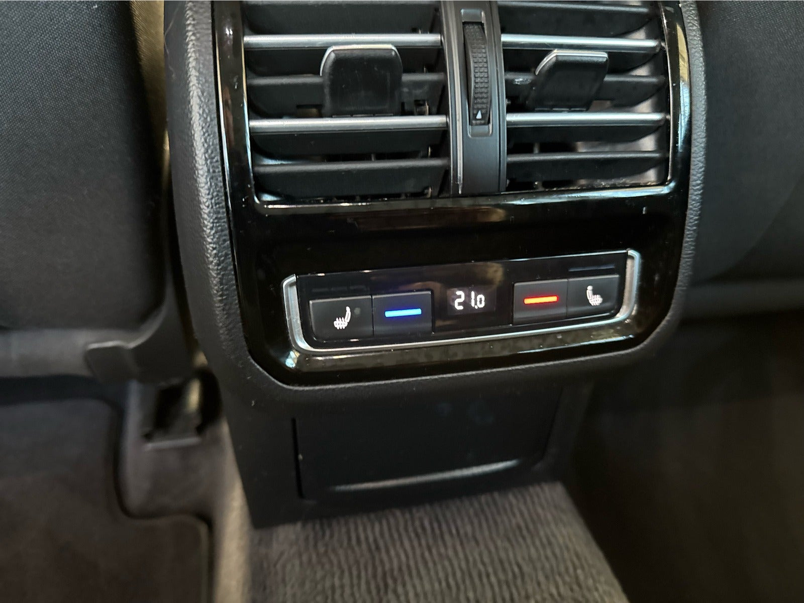 Sølv VW Passat fra 2017