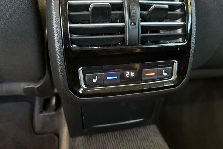Sølv VW Passat fra 2017