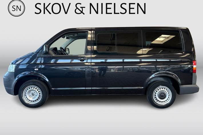 Blå VW Caravelle fra 2009