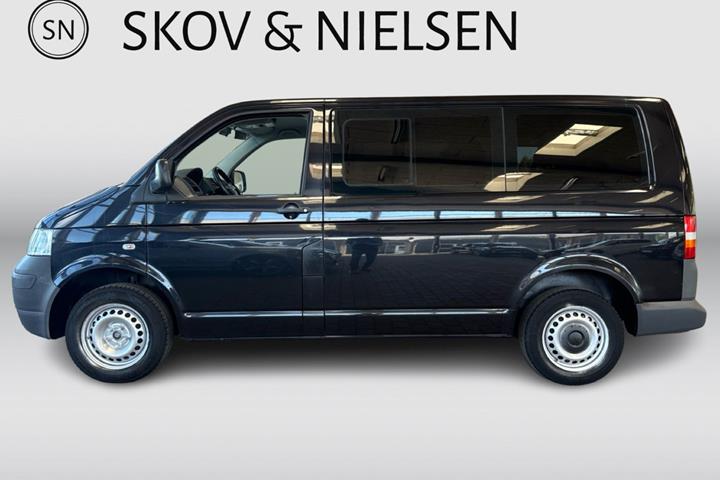 Blå VW Caravelle fra 2009