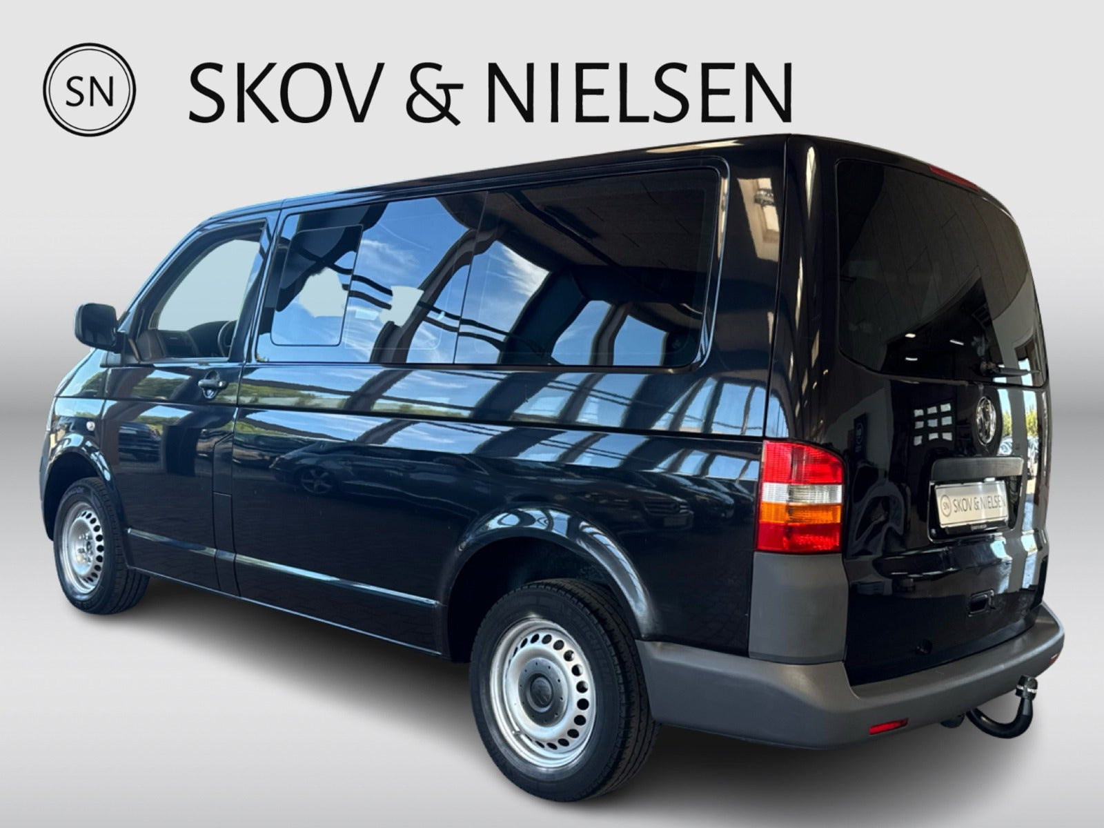 Blå VW Caravelle fra 2009