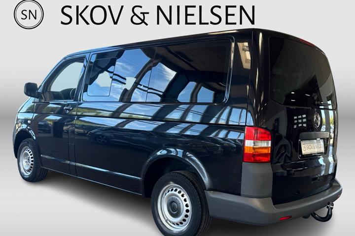 Blå VW Caravelle fra 2009