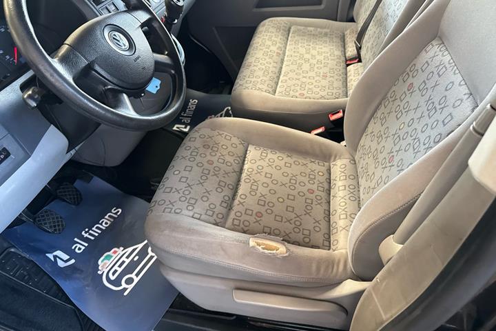 Blå VW Caravelle fra 2009