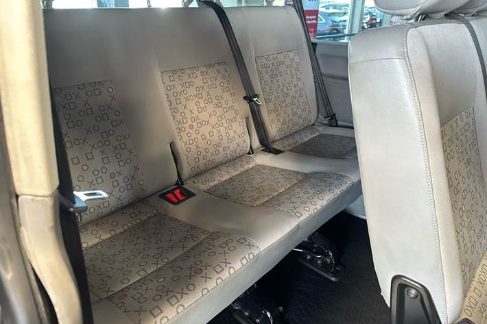 Blå VW Caravelle fra 2009