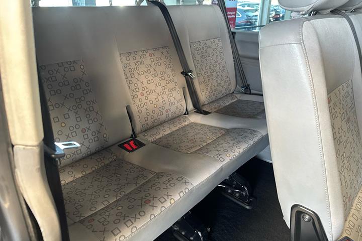 Blå VW Caravelle fra 2009