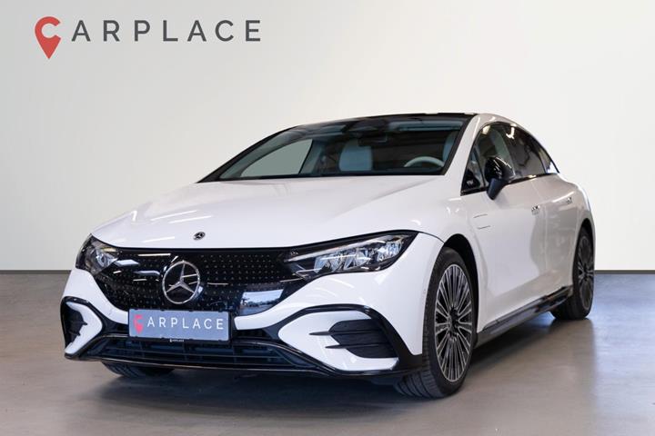 Hvid Mercedes EQE300 fra 2023 set udefra