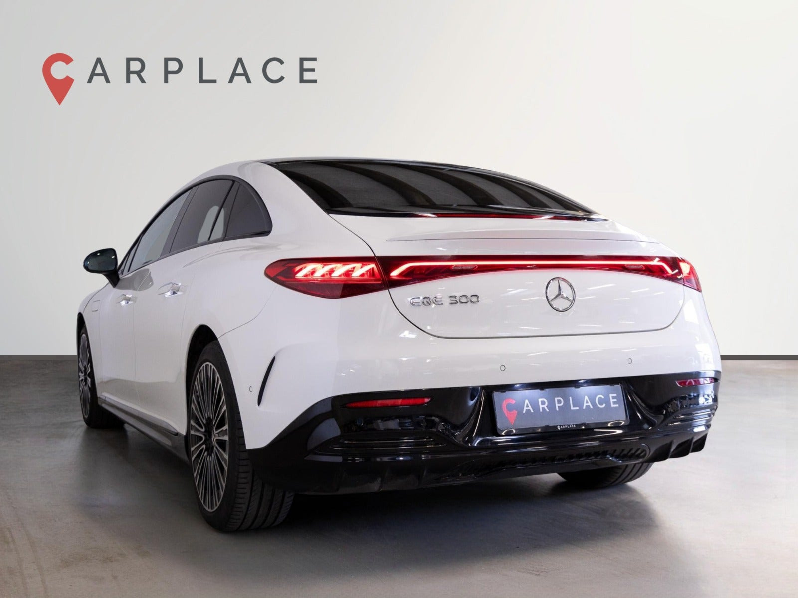 Hvid Mercedes EQE300 fra 2023