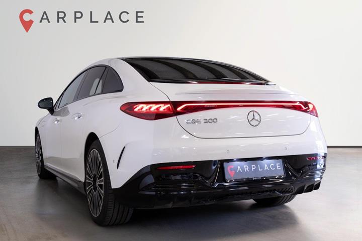 Hvid Mercedes EQE300 fra 2023