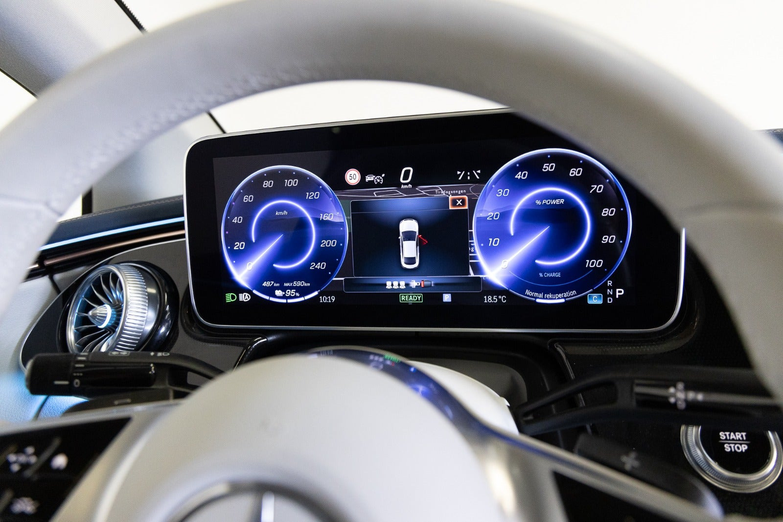 Hvid Mercedes EQE300 fra 2023