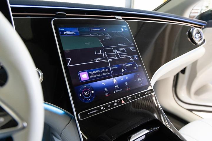 Hvid Mercedes EQE300 fra 2023